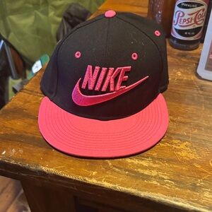 Nike Kids Cap in Black and Pink